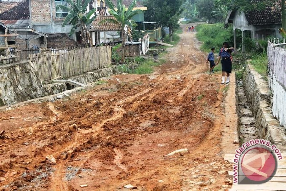 Jalan di perumahan Sriwijaya rusak parah