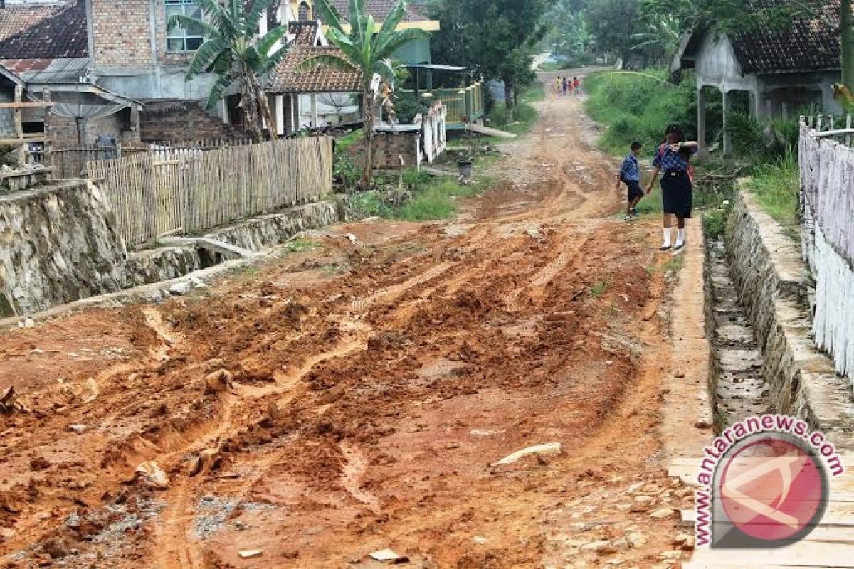 Dinas PU Palembang perbaiki 200 titik jalan 