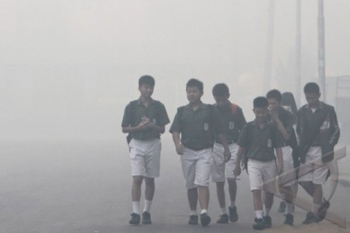 Dense haze cover smothers Kubu Raya, forcing closure of schools