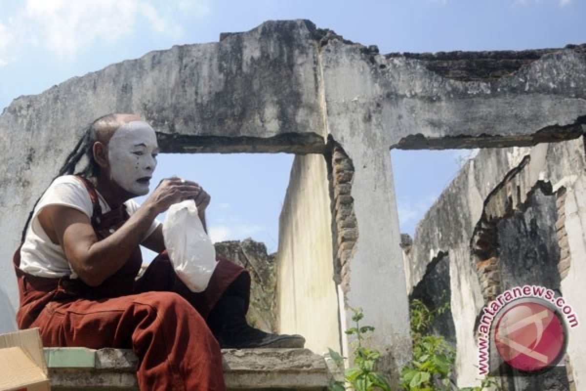 Seniman Berpantomin di Hulu Sungai Merpati