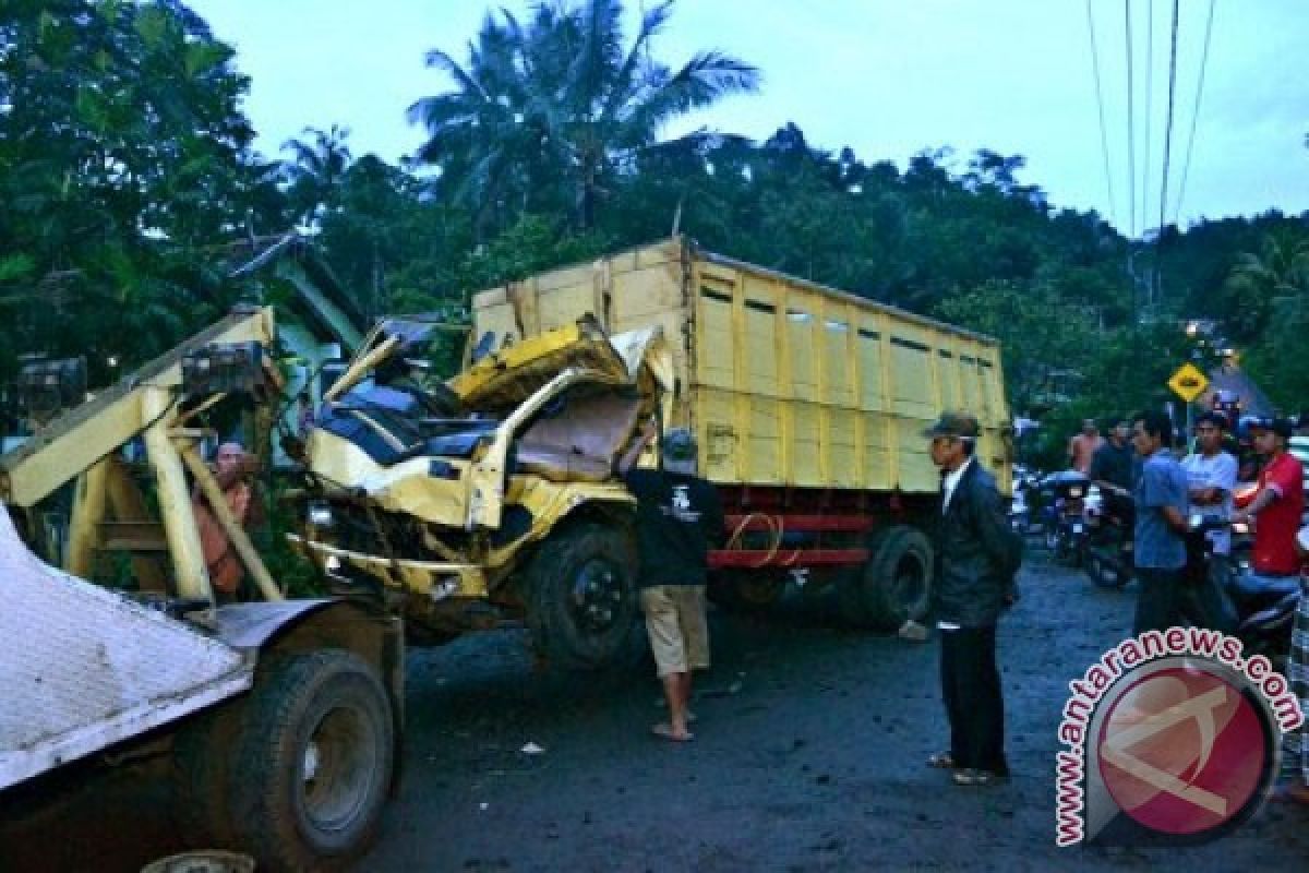 Truk pengangkut siswa terguling empat orang tewas