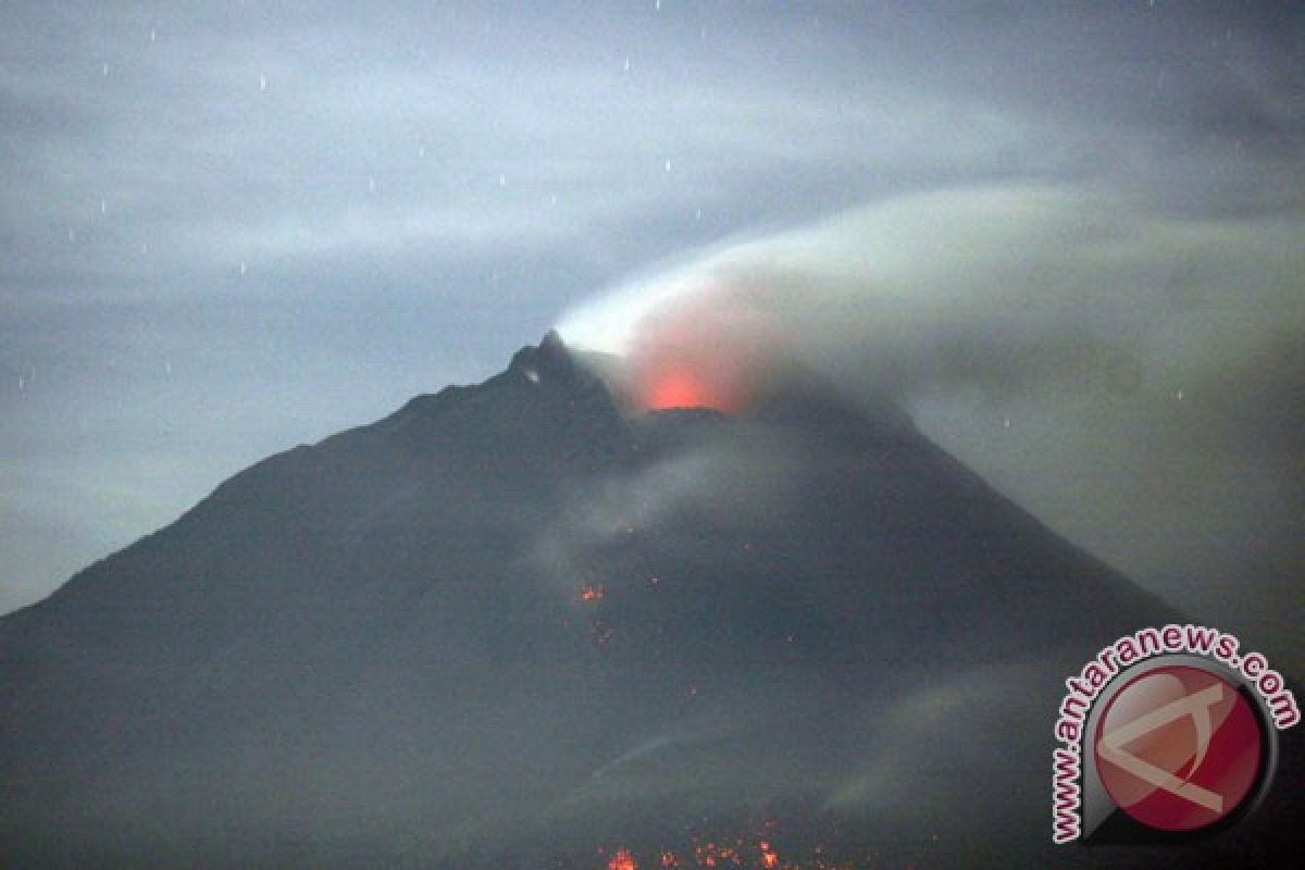 Erupsi Gunung Sangeang di Bima masih berlangsung