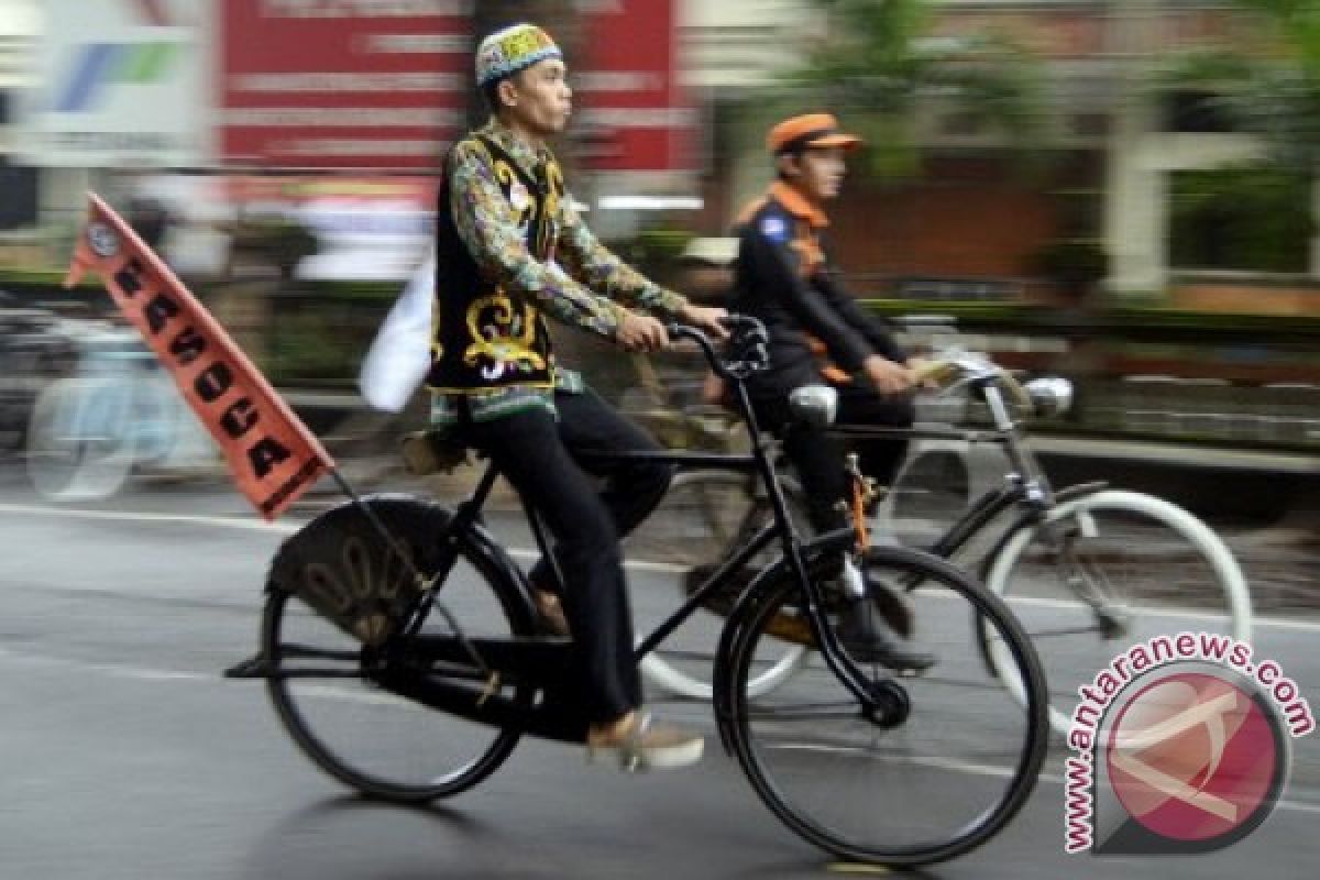 Pecinta sepeda tua akan tur ke Rusia