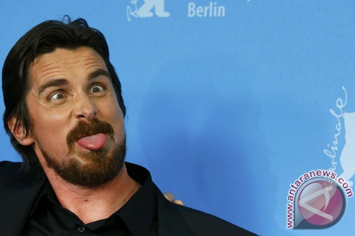 Christian Bale incar "Travis McGee"
