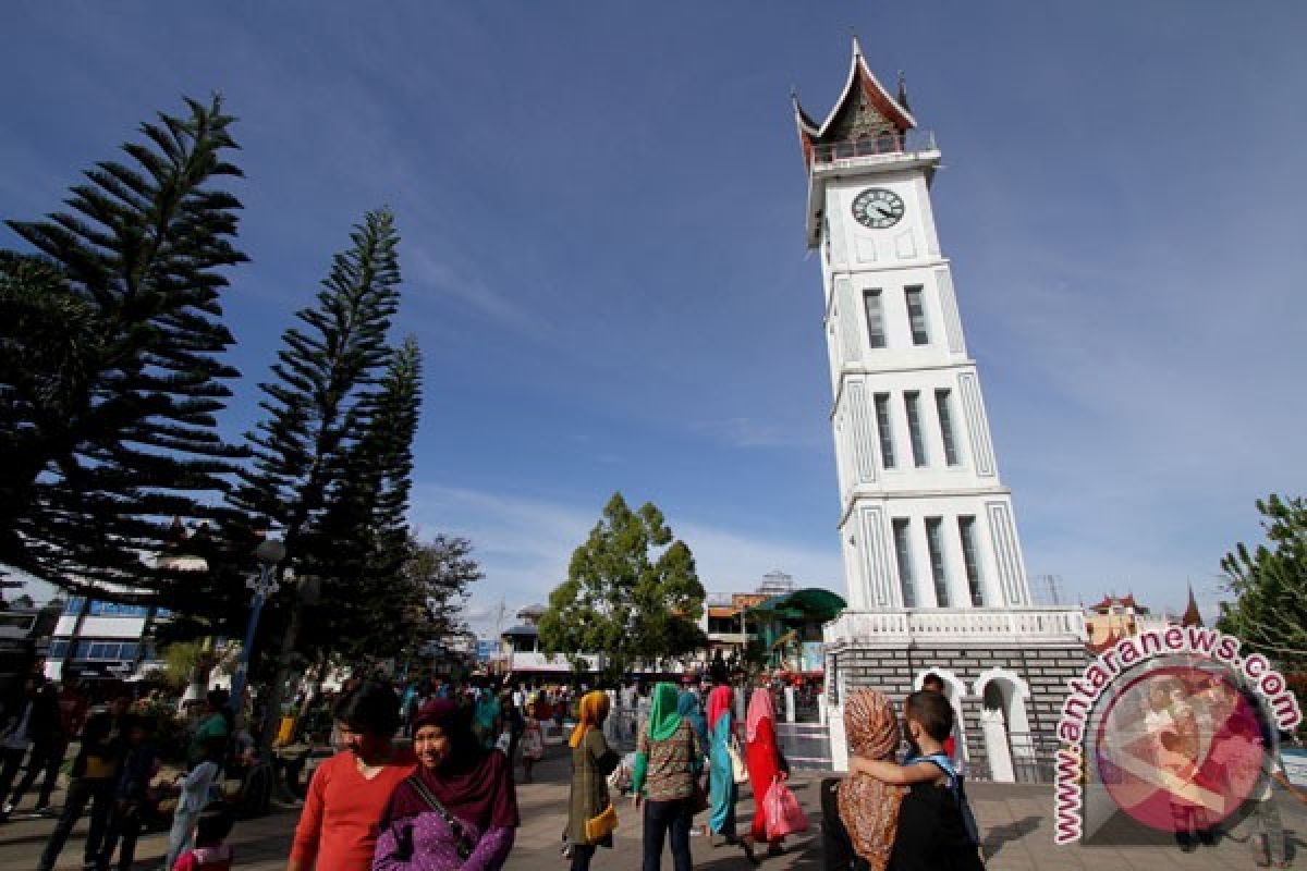 Ada pentas seni di Jam Gadang Bukittinggi