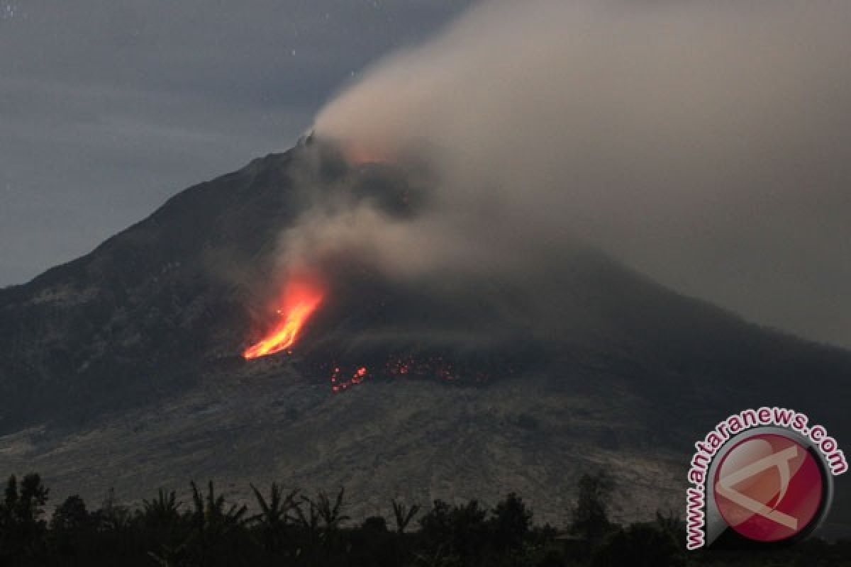 Menkokesra ikuti perkembangan Gunung Sinabung