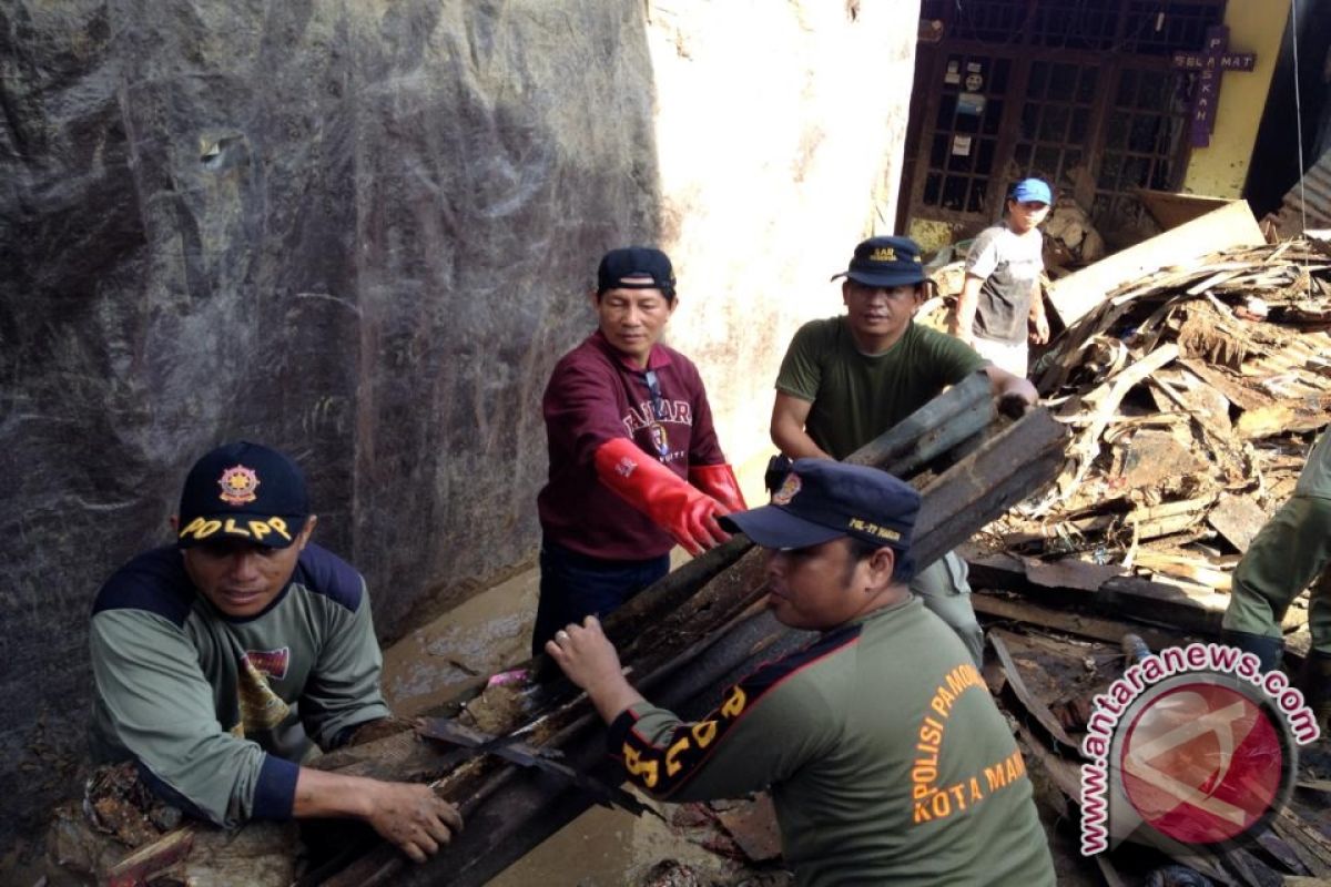 9000 PNS Manado bersihkan sisa sampah banjir 