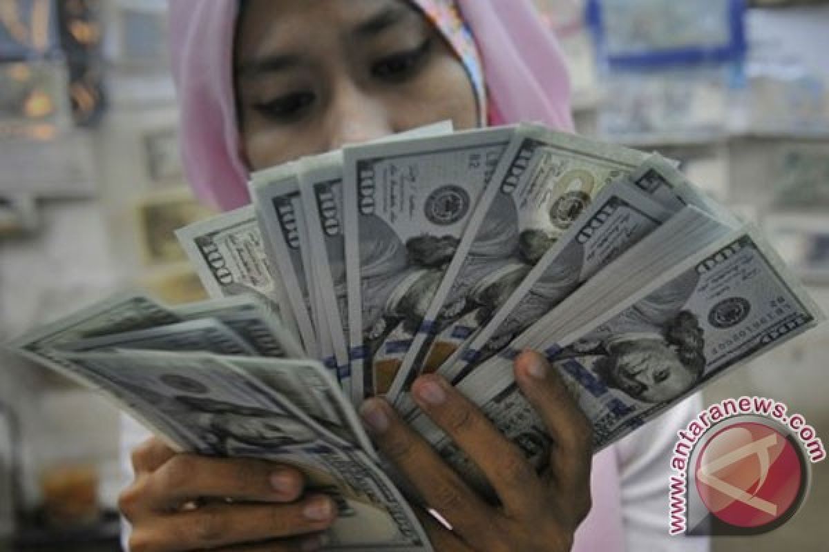 Dolar AS melemah jelang pertemuan Fed