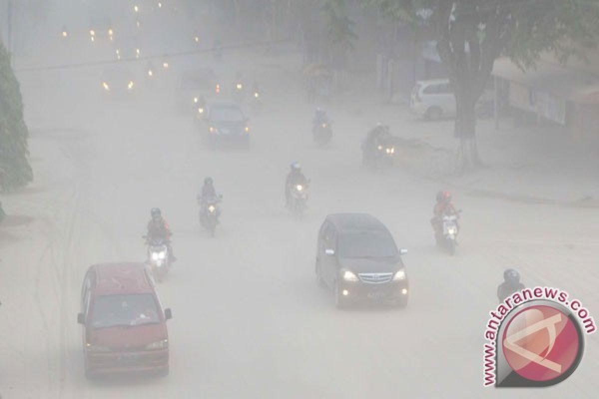 Warga Jember rasakan hujan abu Gunung Raung