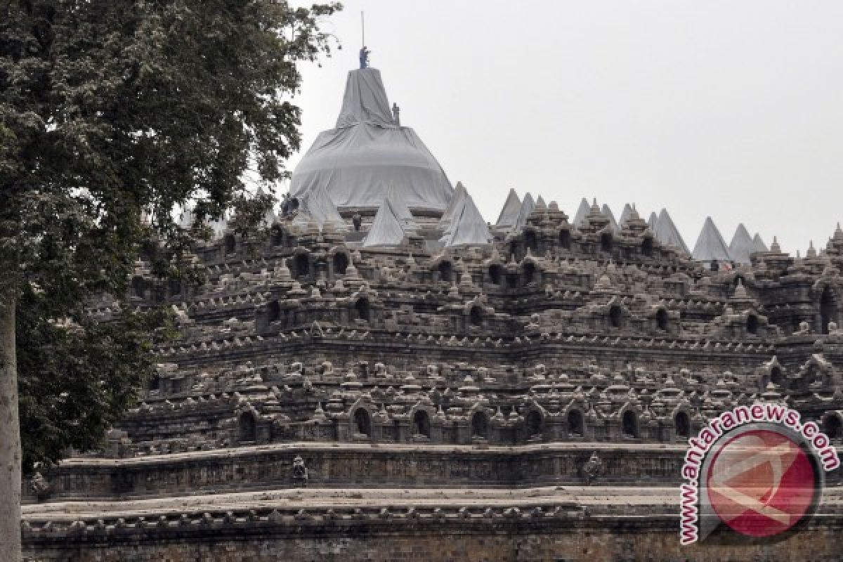 Ratusan personel bersihkan Borobudur dari abu Kelud