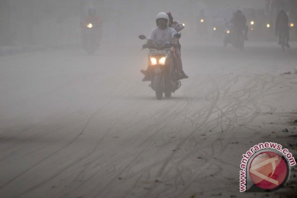 BNPB: abu Gunung Kelud banyak terbawa ke barat