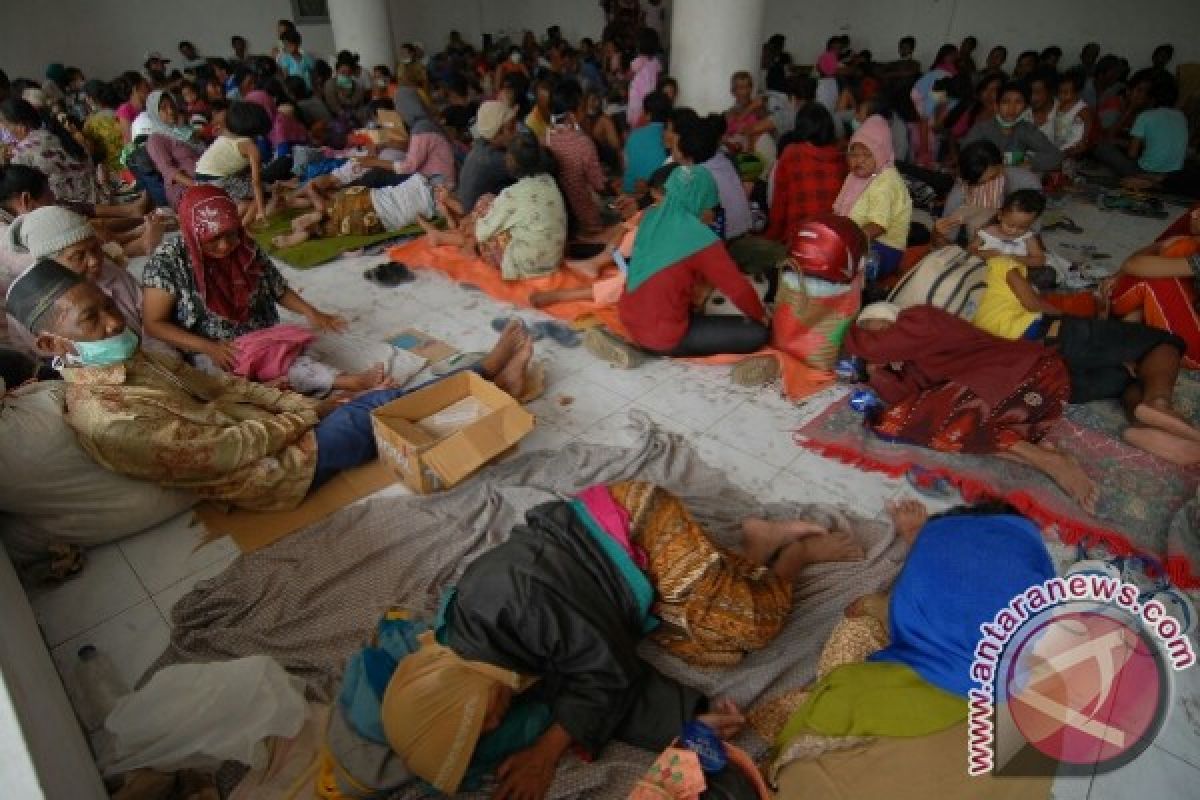 Some Kelud refugees choose to stay in shelter