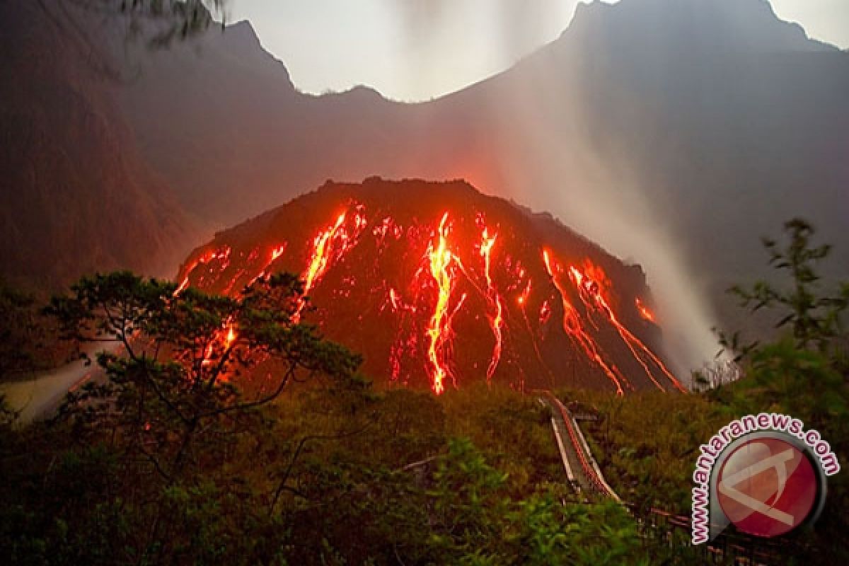 Gunung Kelud meletus