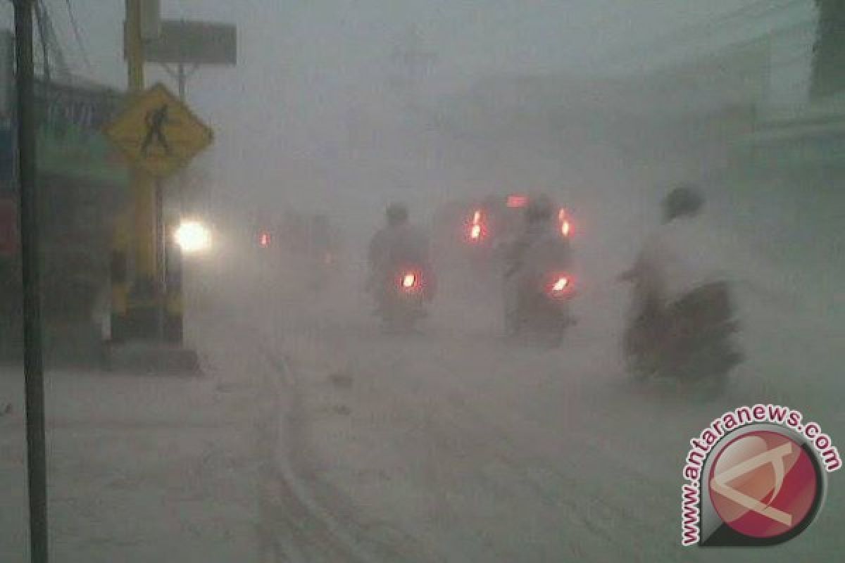 Bandara Adisutjipto ditutup akibat erupsi Kelud