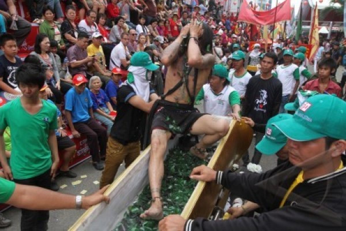 Seniman Dayak Kalteng meriahkan Cap Go Meh Singkawang