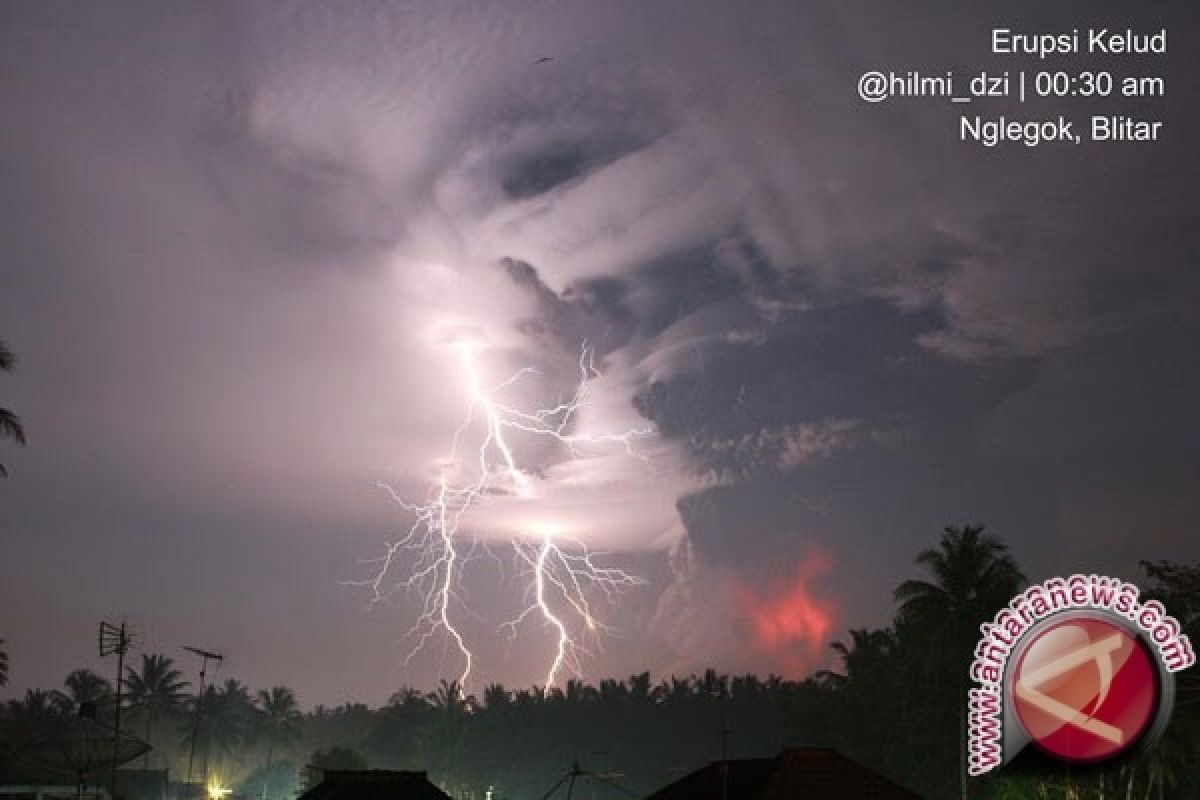  Terlihat Jelas Semburan Lava Pijar Gunung Kelud