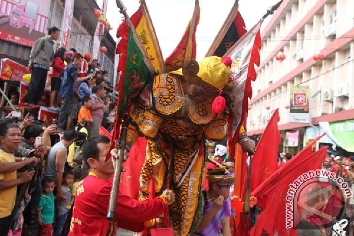 100 peserta ramaikan pawai Lampion Singkawang