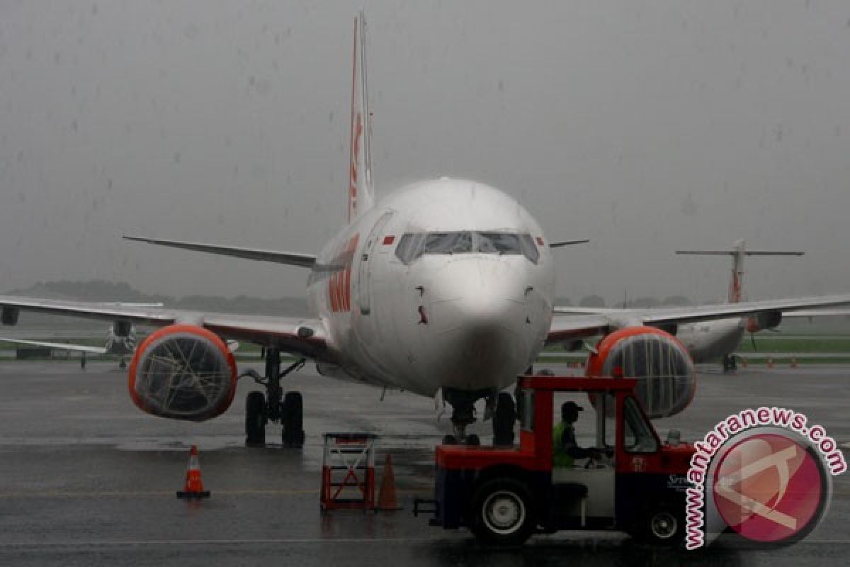 Petugas bersihkan abu di Bandara Adi Soemarmo