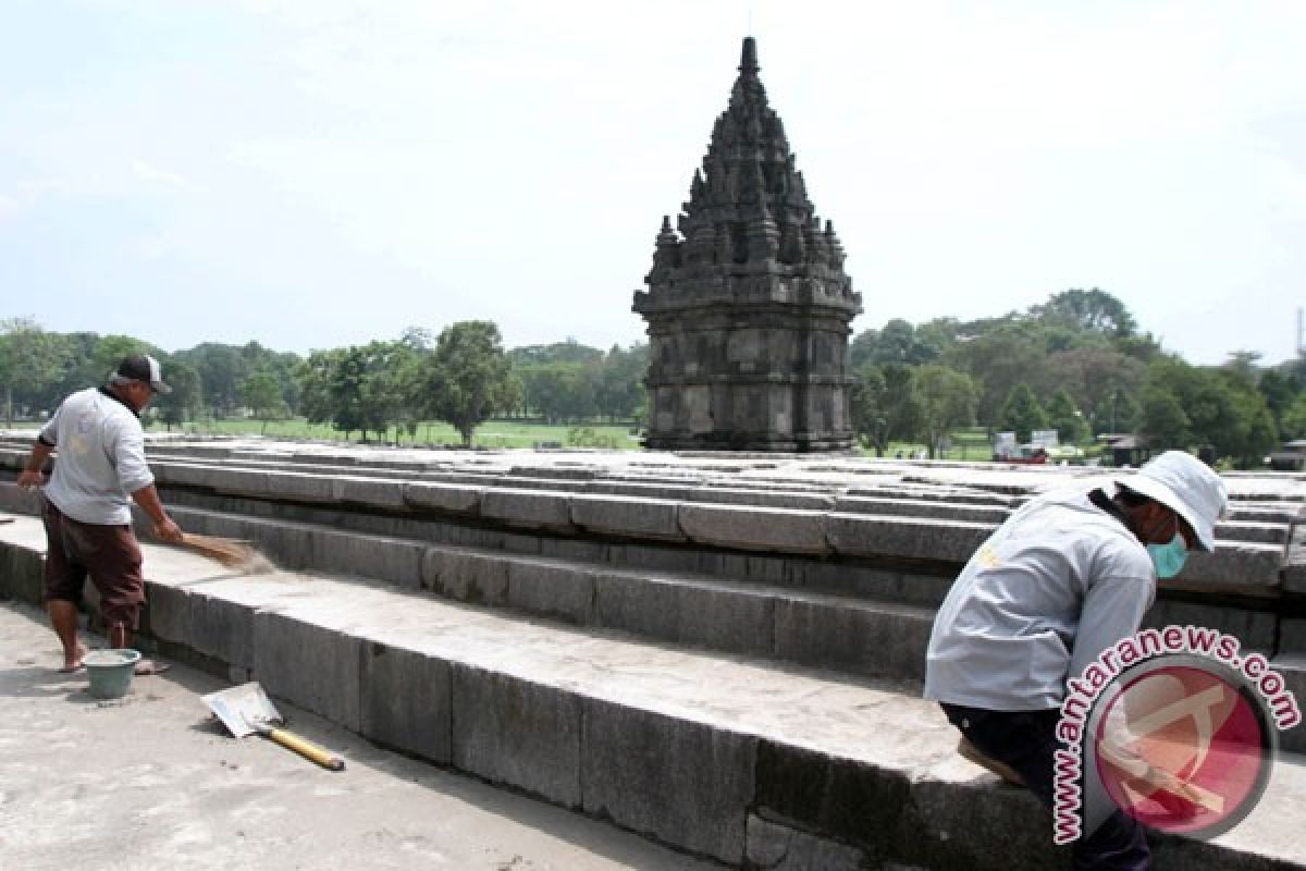 Proses pembersihan Candi Prambanan diperkirakan dua bulan