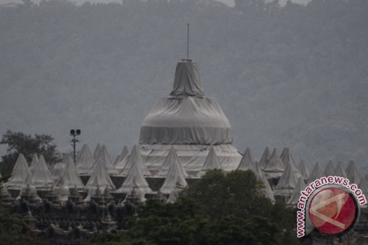 Students of Islamic boarding school help clean Borobudur temple