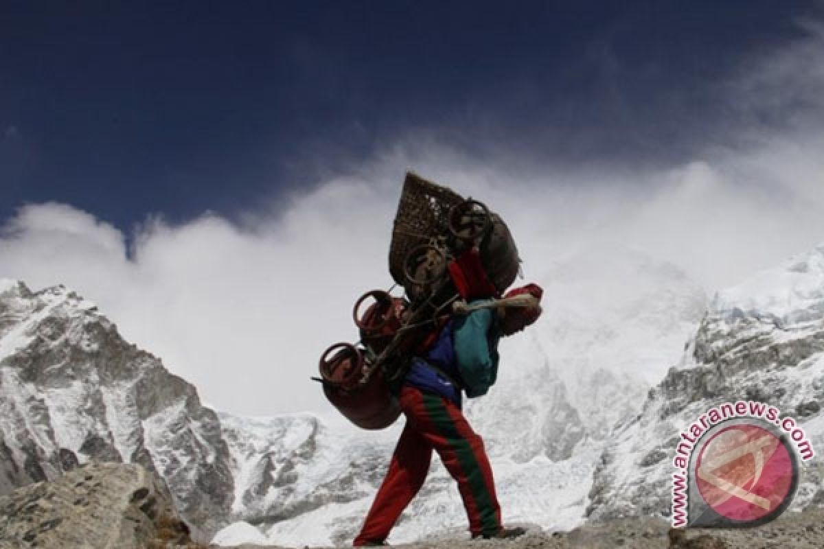 Nepal sebut pendakian Everest terus berlanjut meski ada laporan COVID