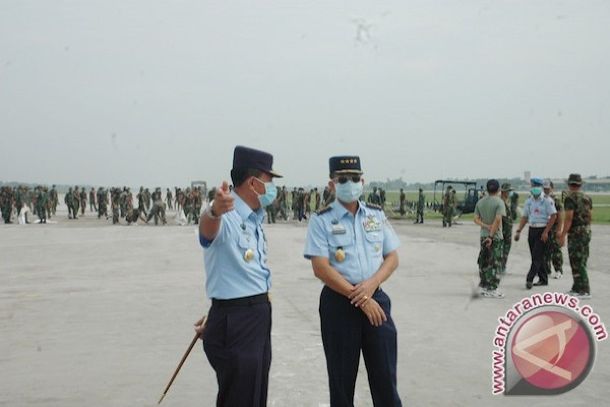 TNI AU bekerja keras bersihkan landas pacu