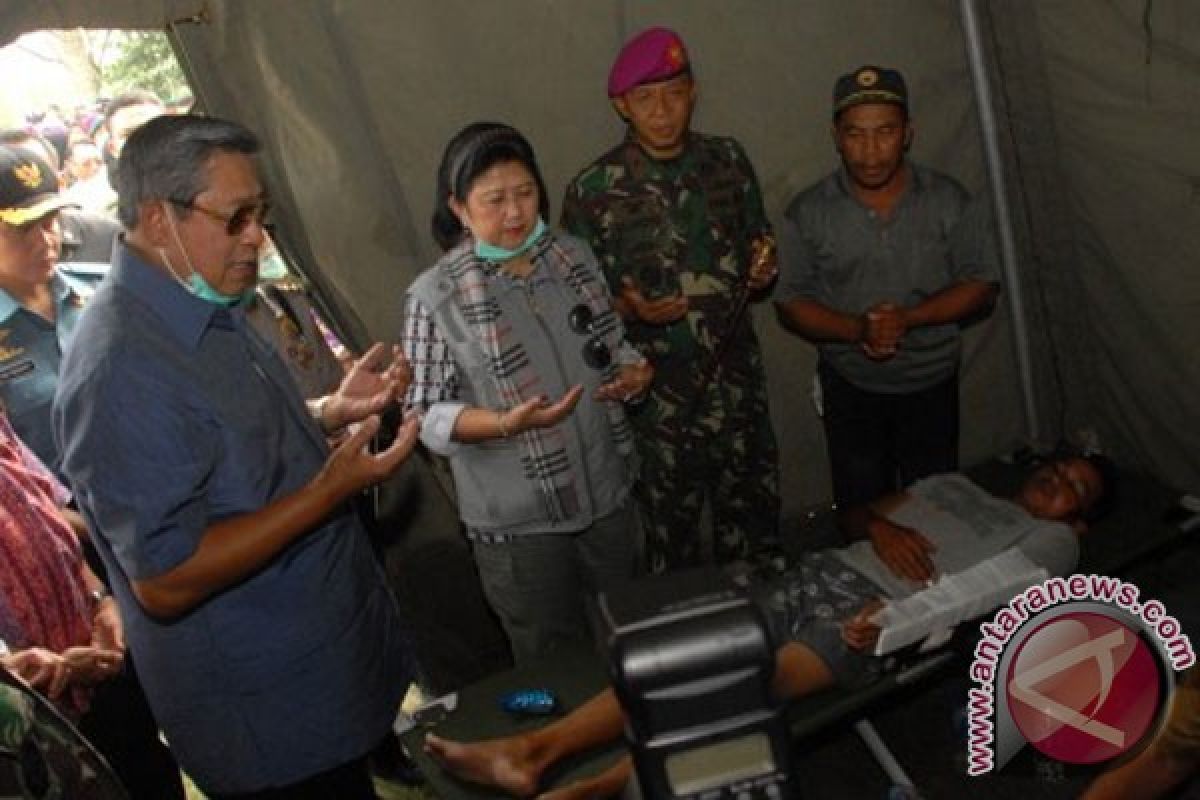 Ibu Ani jelaskan situasi Kelud pada pengungsi anak