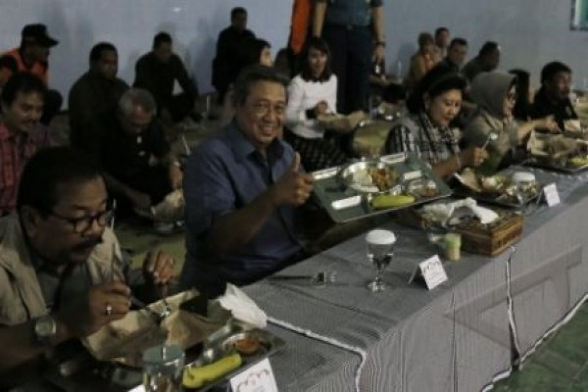 Presiden Makan Nasi Bungkus Bersama Pengungsi Gunung Kelud
