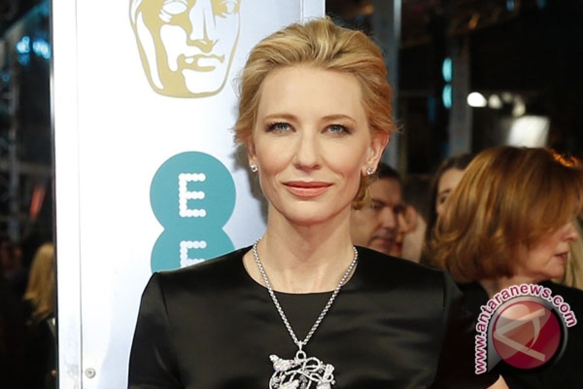 Cate Blanchett sabet trofi Best Actress di BAFTA 2014