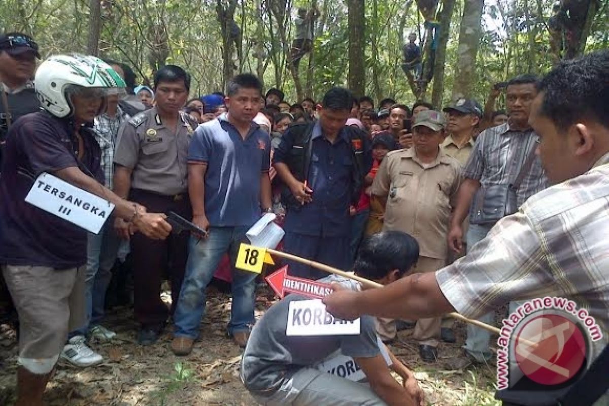 Rekontruksi kasus pembunuhan undang perhatian warga Batumarta