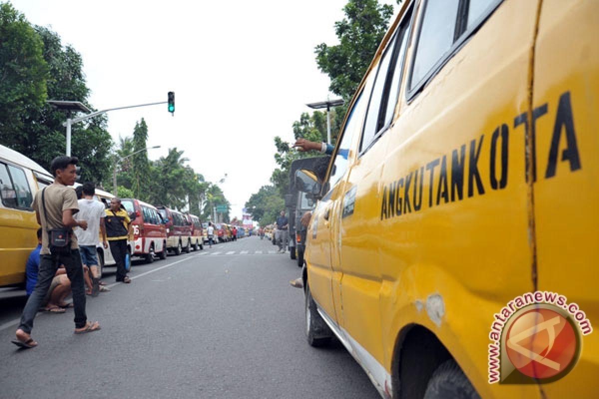 Wali kota perintahkan organda turunkan tarif angkot