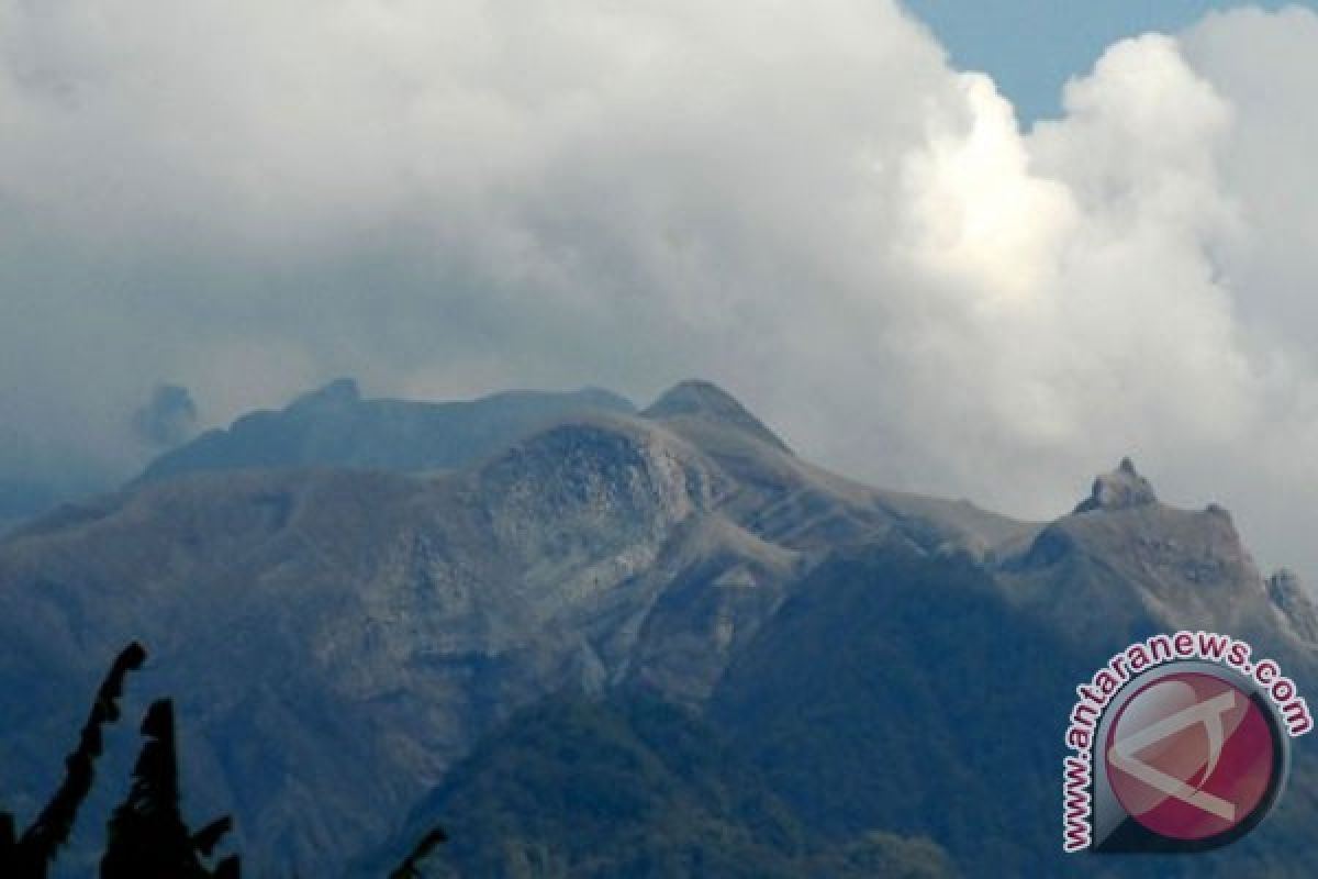 Wisatawan melimpah jalan menuju Gunung Kelud macet