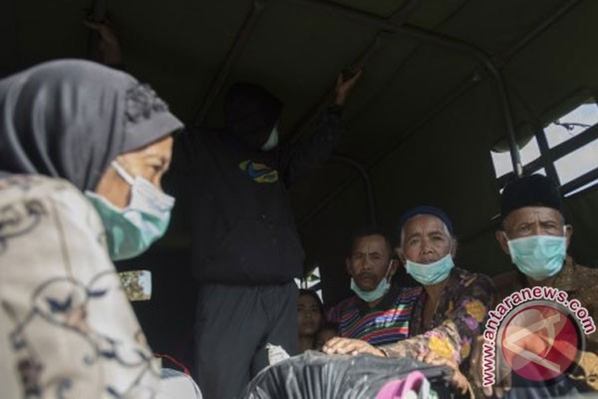 Pengungsi Gunung Kelud serbu kendaraan logistik relawan