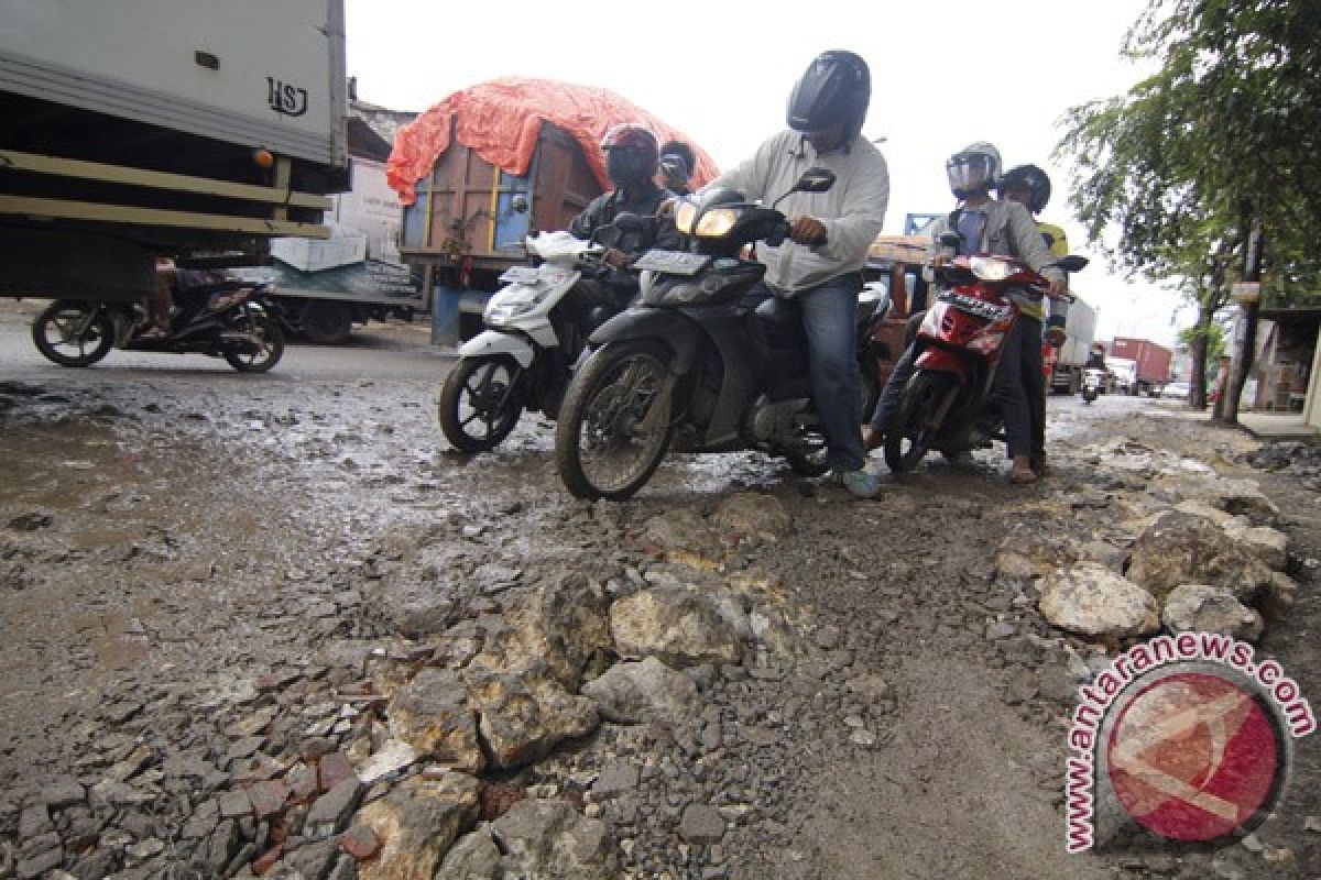 Pemudik Cileunyi-Nagreg terhambat jalan berlubang