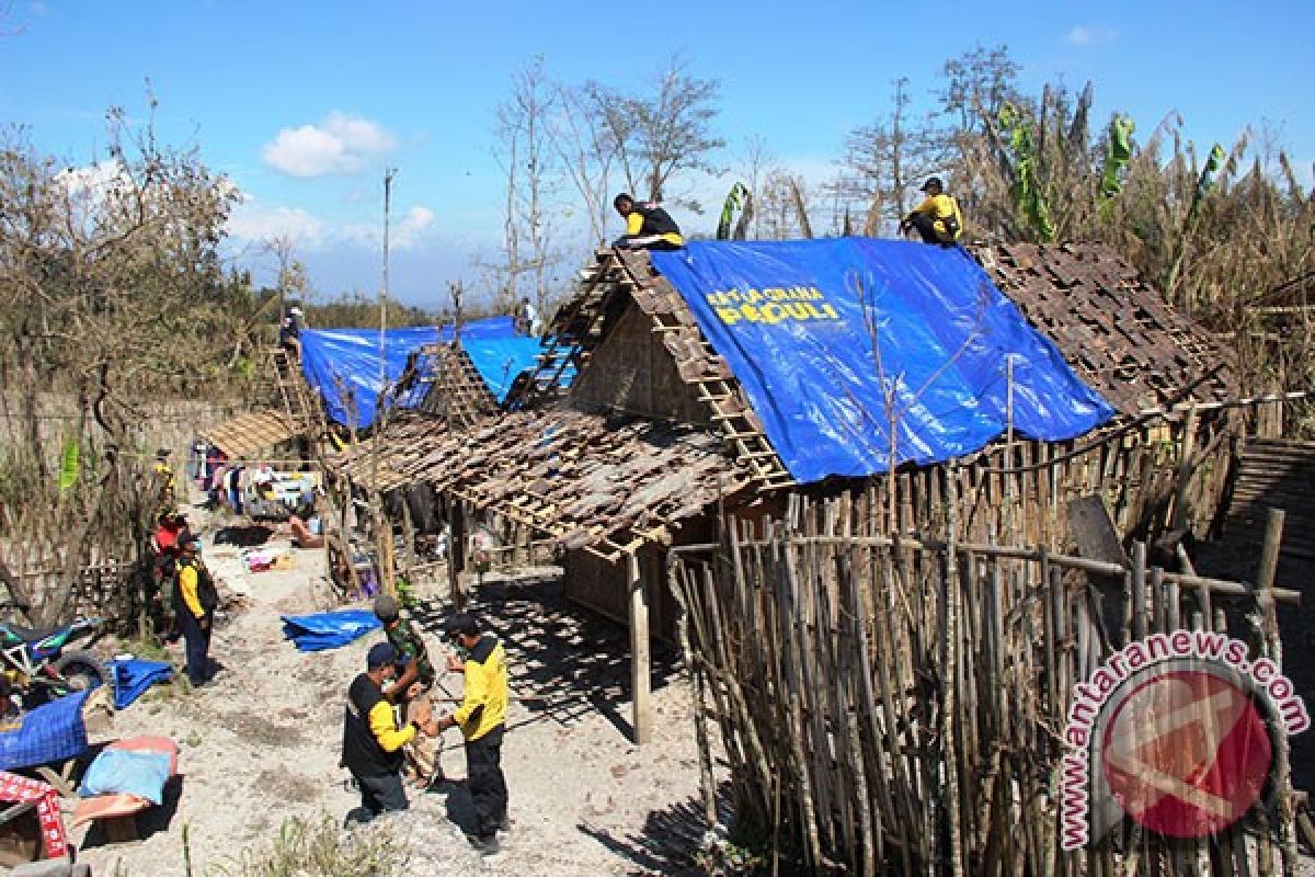 Pasangan lansia di Cirebon tinggal beratap terpal