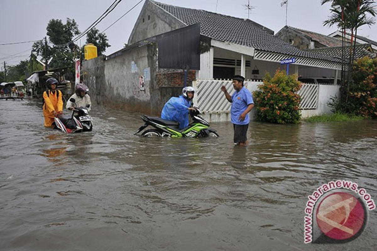 flooding sends thousands of Ifndonesians back to refugee camps