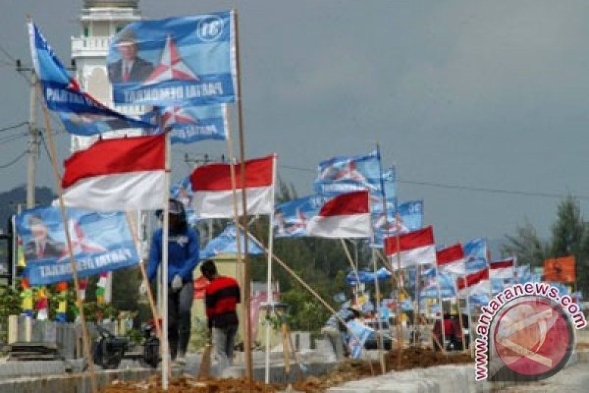 Pantai Losari dipenuhi bendera Partai Demokrat