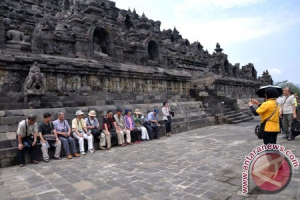 Tourists, local people join hands in Borobudur temple cleanup