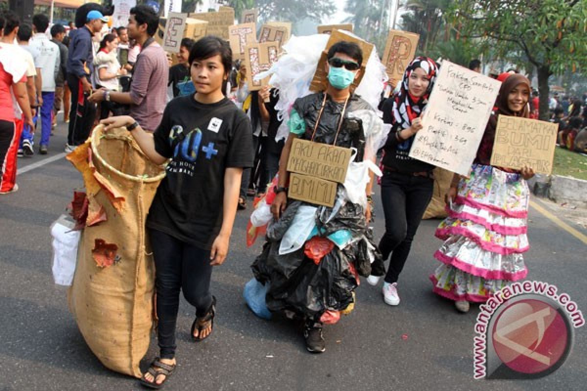 Plastic waste poses threat to Indonesian seas: Minister