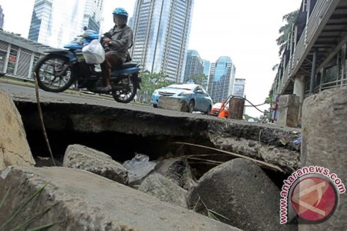 Korban jalan rusak tuntut Pemkot Bekasi kompensasi Rp800 juta