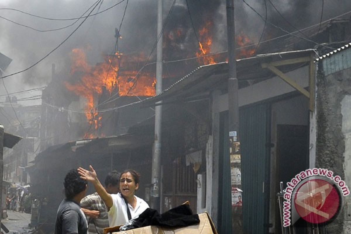 Pasar Higienis Kendari hangus terbakar