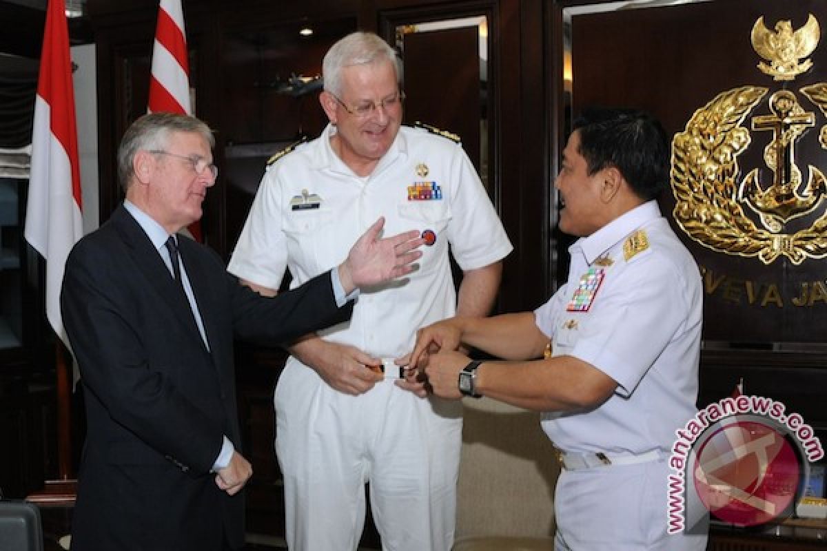Netherlands Awards "Prins Hendrik" honorary medal to Indonesian Navy