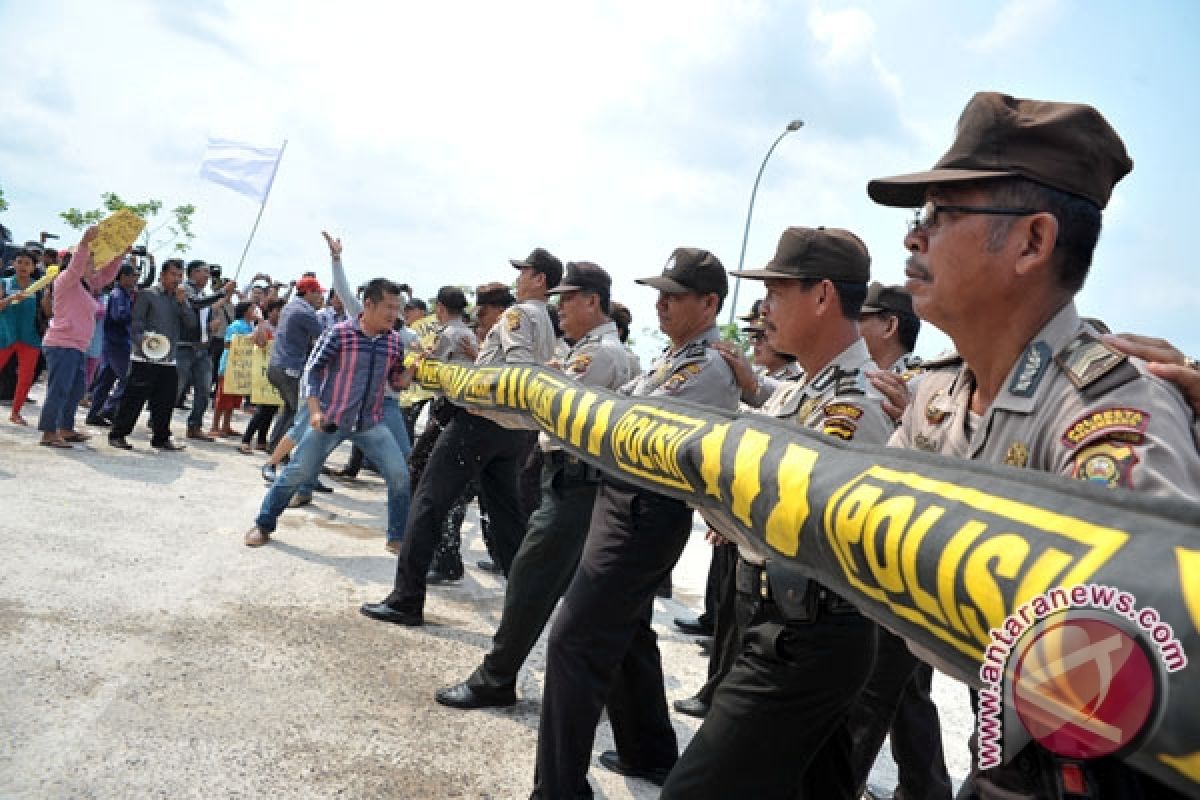 Aksi unjuk rasa banyak langgar UU