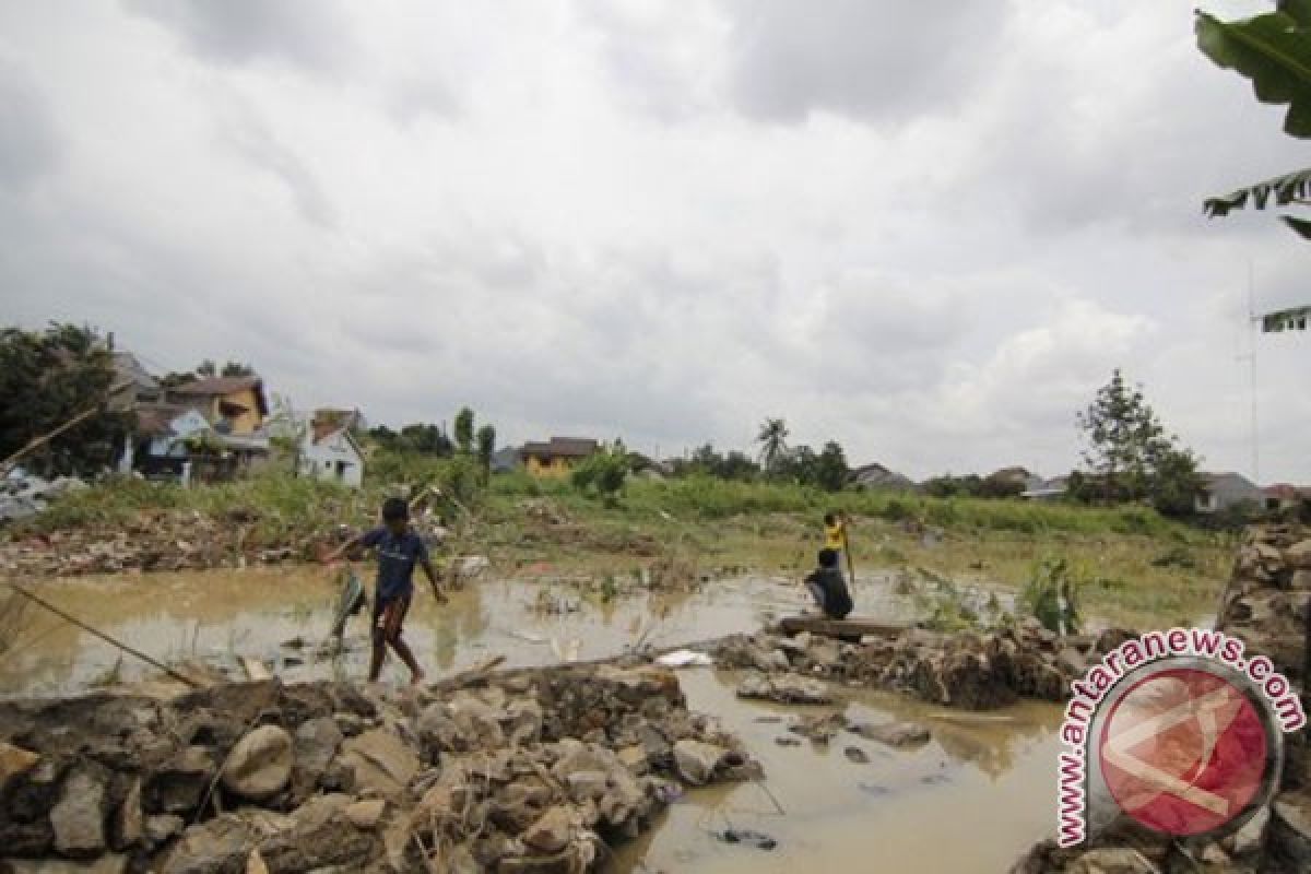 Banjir sergap pemukiman warga bantaran Kali Bekasi