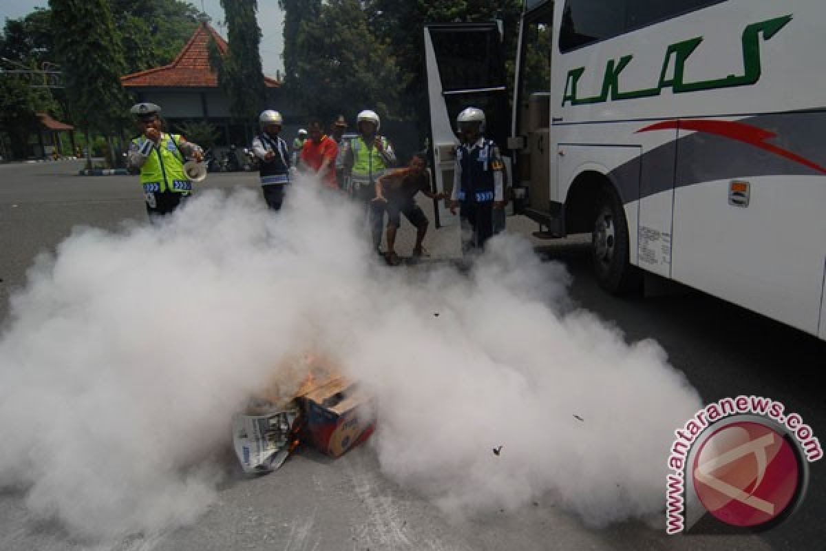 Minibus terbakar di tol Cikarang arah Cikampek