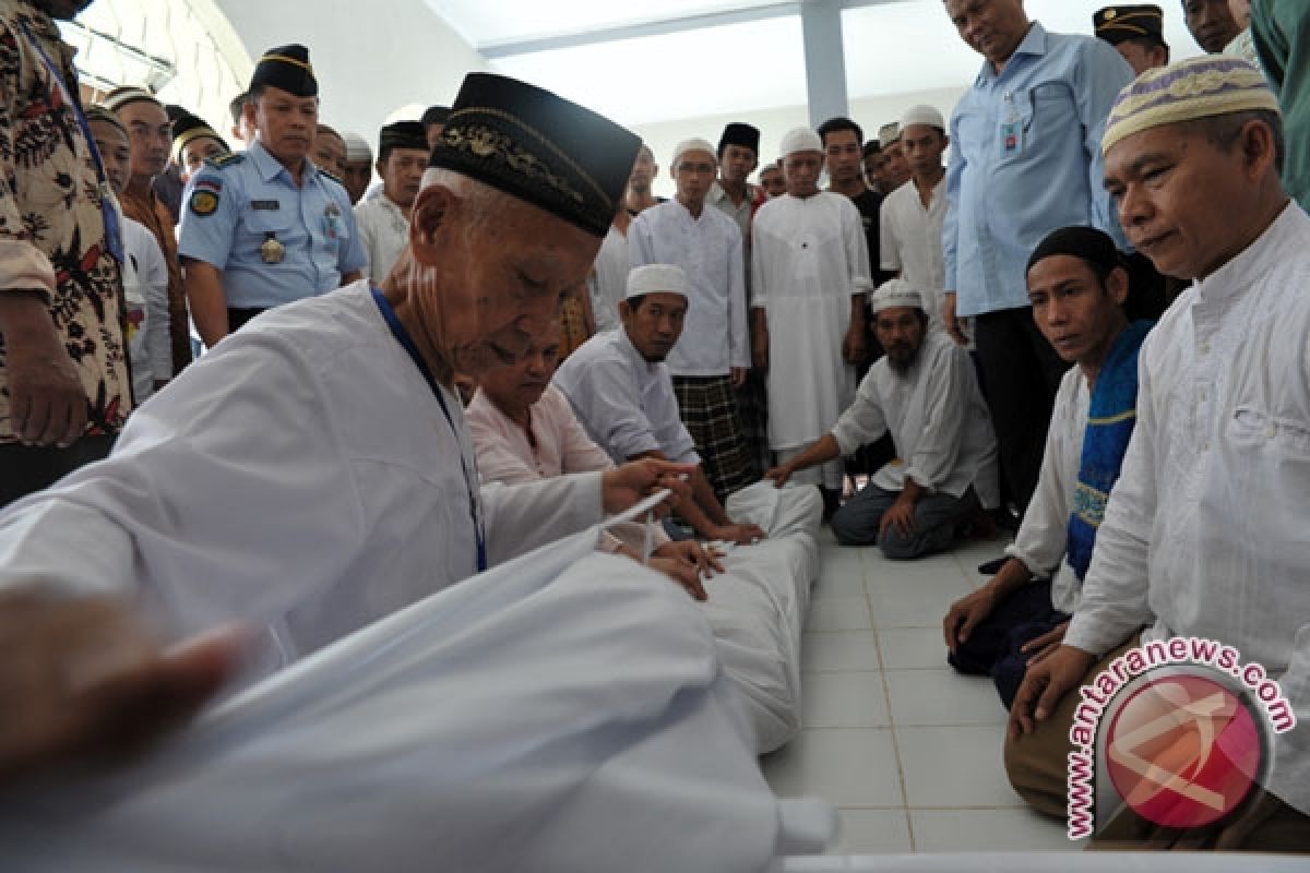 Gubernur Sumsel khawatir semakin berkurang petugas memandikan jenazah