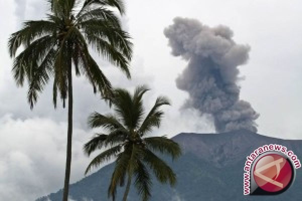 Gunung Marapi alami tiga letusan pada Kamis pagi