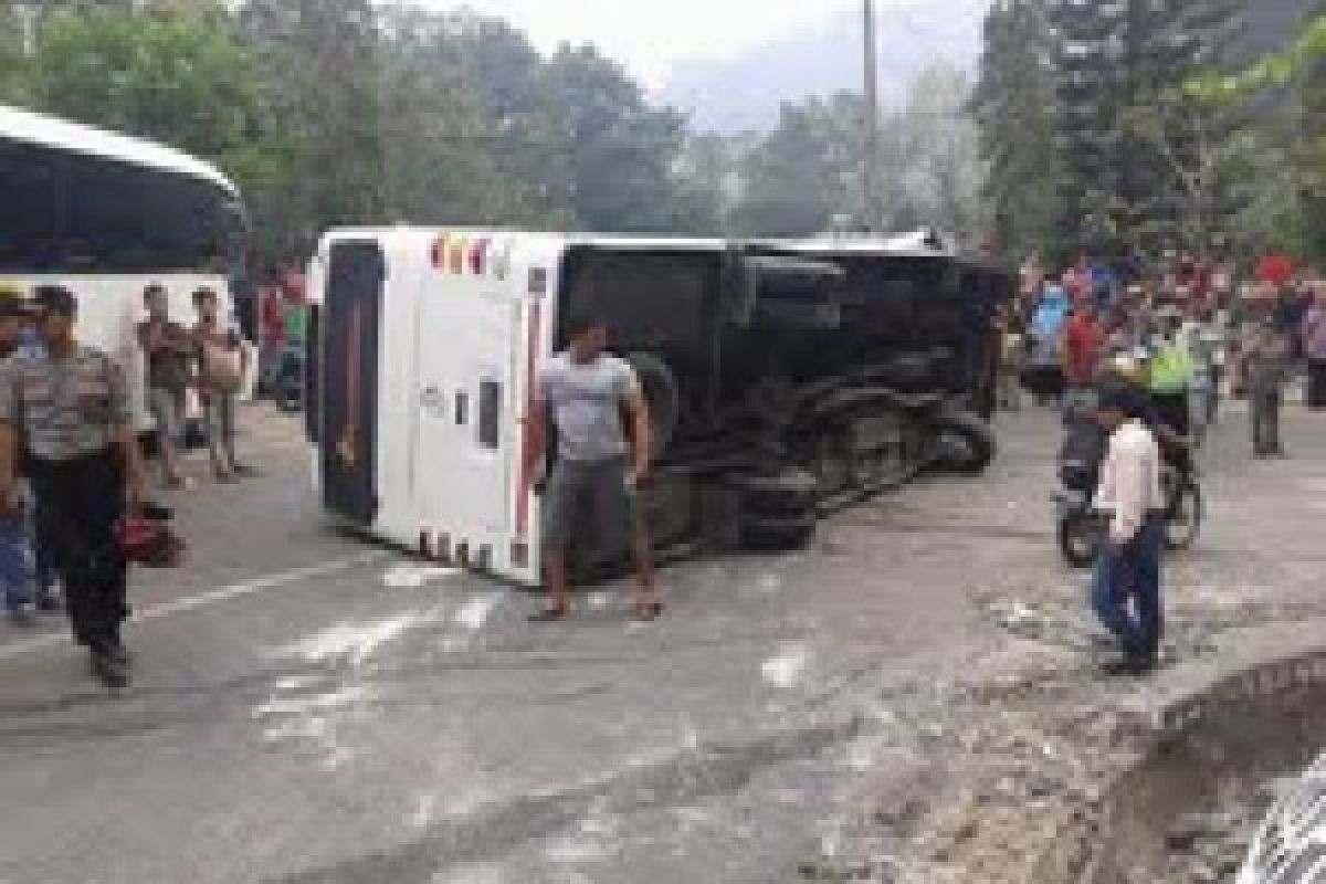 Bus Rombongan Siswa SMPN 20 Padang Terguling