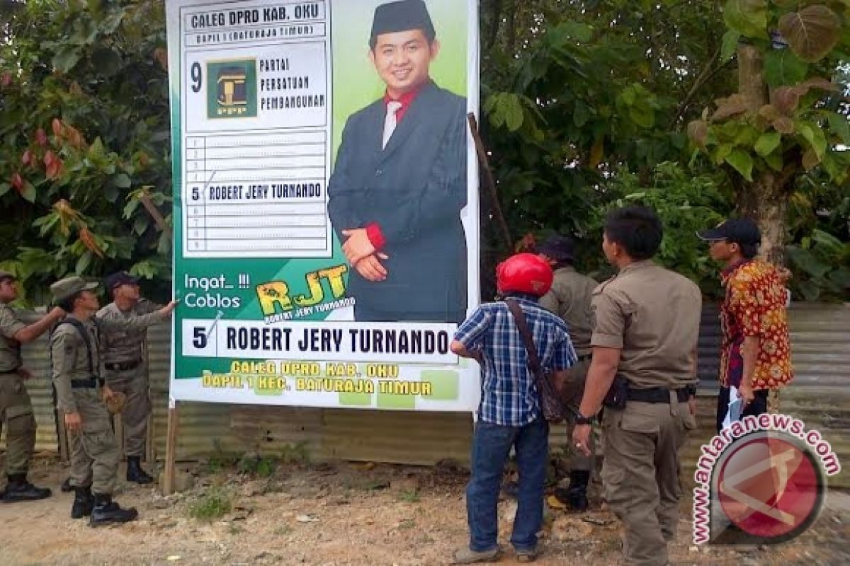 Pemkot Palembang bersihkan alat peraga kampanye