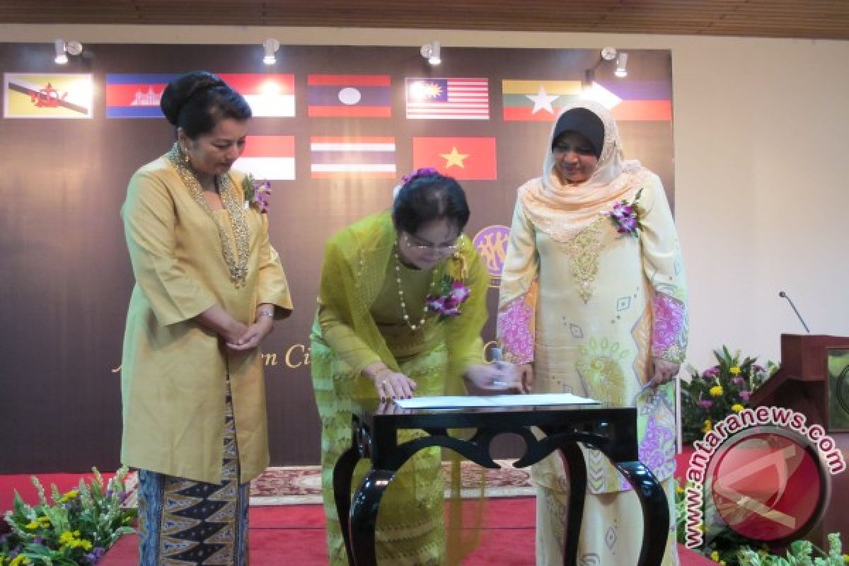 Malaysia hands over ASEAN Women`s Circle`s presidency to Myanmar